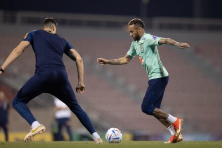 Neymar volta ao gramado após 30 dias e mira estreia do Brasil contra o Haiti
