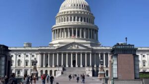 Congresso dos EUA aprova resolução simbólica para frear Trump na guerra com o Irã