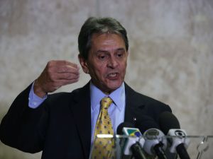 STF forma maioria para manter multa de Jefferson, mas Mendonça adia decisão