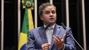 Efraim põe Queiroga na chapa e negocia Senado com Novo