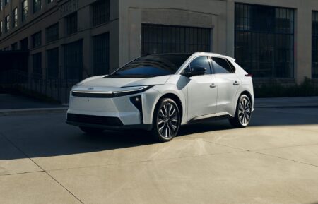 Toyota lança bZ4X no Brasil: primeiro elétrico puro da marca chega a R$ 419.990