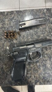Arma e munições apreendidas pela Polícia Militar