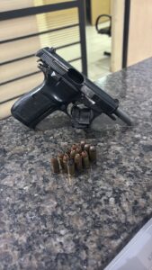 Pistola e munições apreendidas pela Polícia Militar