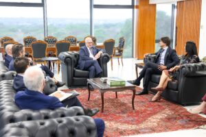 Lula reestrutura 200 mil servidores, mas reforma fica parada no Congresso