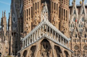 Leão XIV inaugura a torre de 172,5m da Sagrada Família em Barcelona