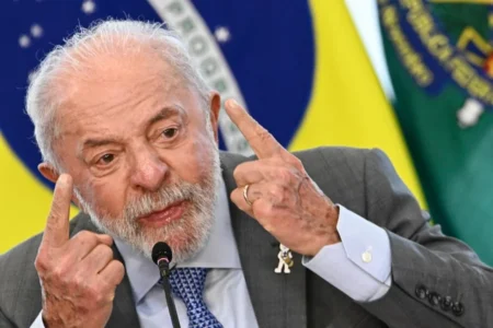 Lula chama Flávio de ‘imbecil’ em reunião ministerial sobre tarifaço