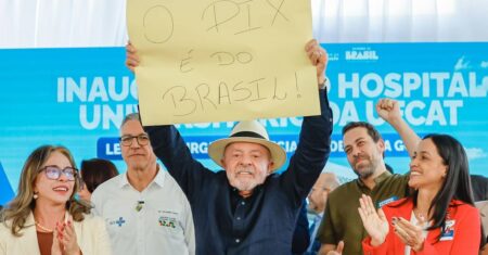 Tarifa de 25% de Trump pressiona Flávio e fortalece Lula