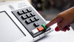 Segundo turno exige maioria absoluta e tem regra distinta para prefeitos