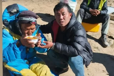 Sherpa reaparece vivo no Everest após 6 dias desaparecido