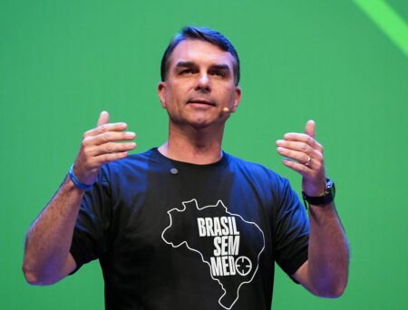 PF conclui que Flávio Bolsonaro caluniou Lula ao associá-lo a tráfico e terrorismo