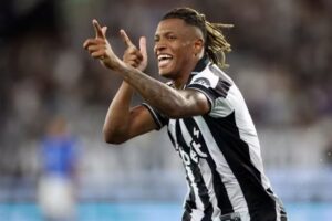 Com futuro incerto no Botafogo, Danilo agradece após Copa