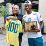 Galvão Bueno atinge 100º gol narrado do Brasil em Copas e troca homenagens com Vini Jr.