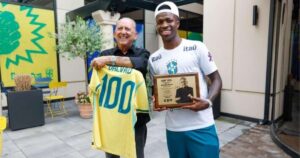 Galvão Bueno atinge 100º gol narrado do Brasil em Copas e troca homenagens com Vini Jr.