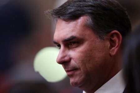 Flávio mira economia e segurança e repete tática de Jair contra Lula