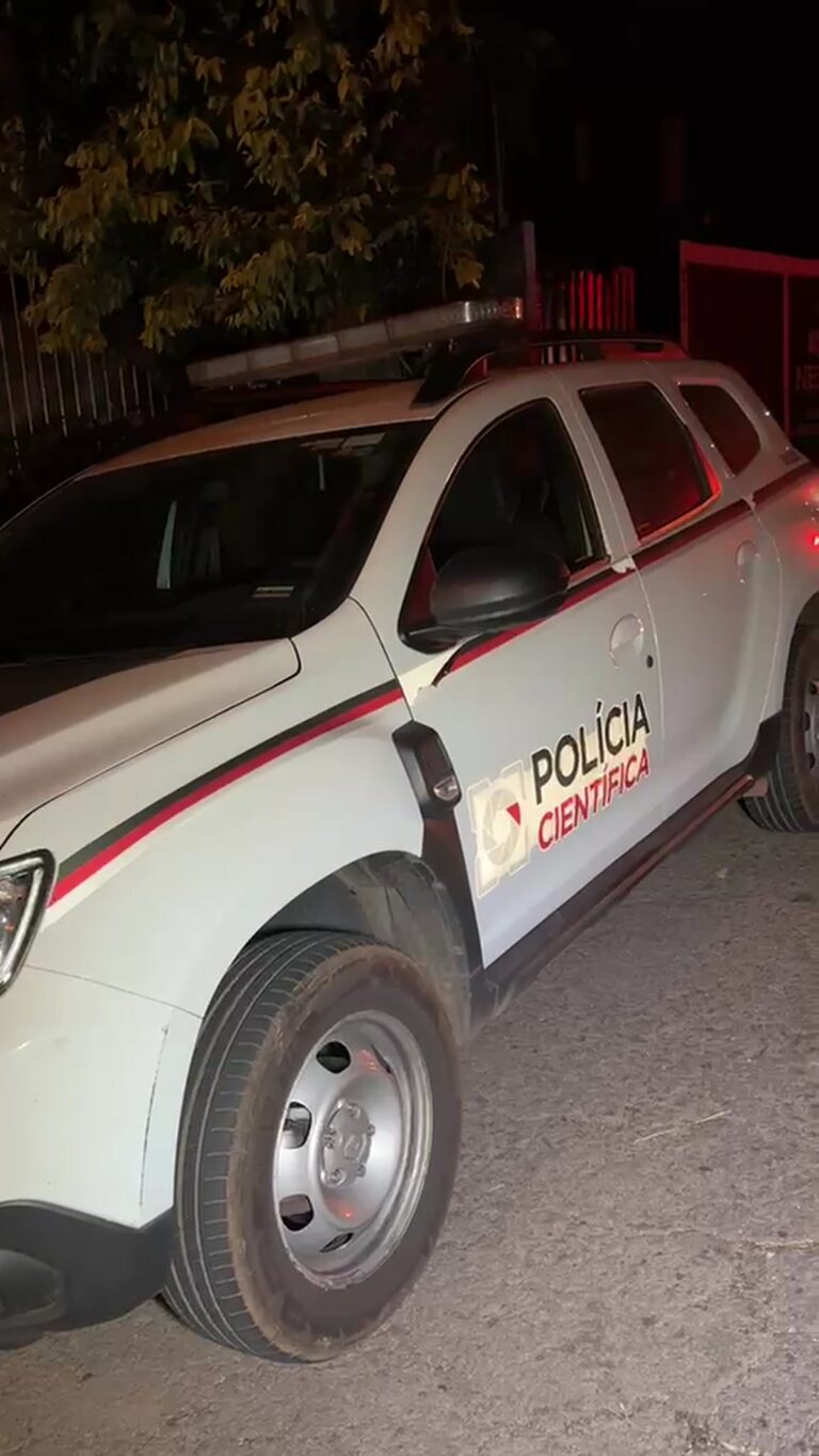 Viatura da Polícia Científica no local da ocorrência