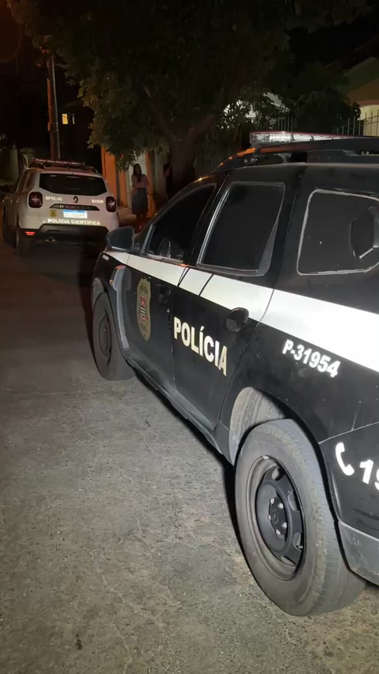 Viaturas da Polícia Civil e da Polícia Científica no local da ocorrência