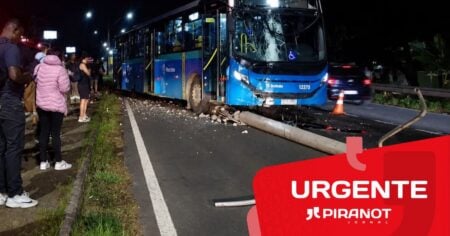 Ônibus com 20 passageiros derruba poste e vai parar no sentido contrário da pista em rodovia de Piracicaba
