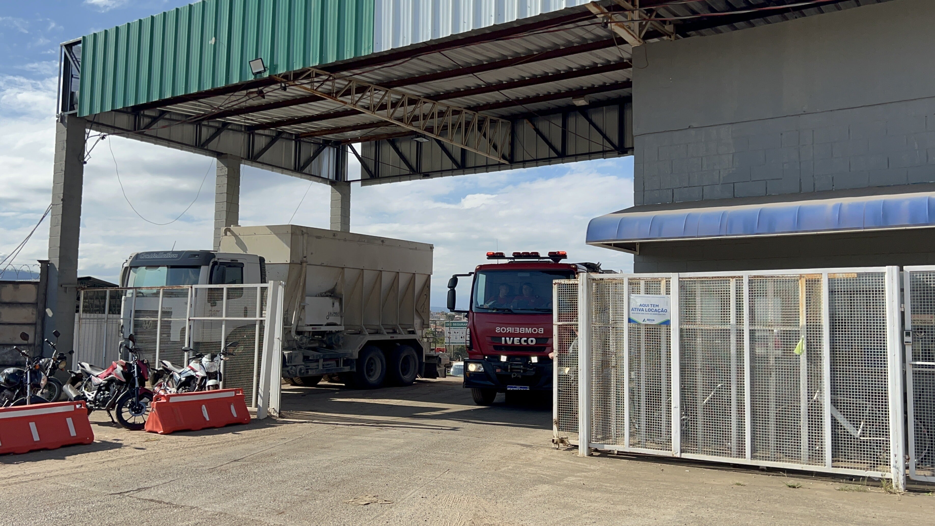 Caminhão do Corpo de Bombeiros deixa empresa após atendimento