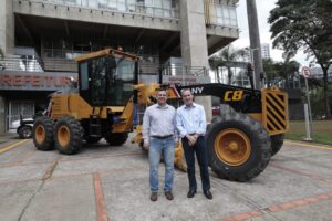Piracicaba recebe do Governo do Estado de SP nova motoniveladora que reforçará manutenção de estradas rurais