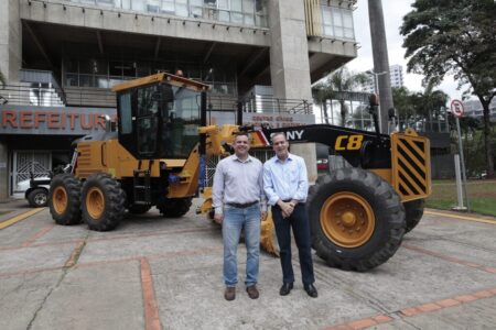 Piracicaba recebe do Governo do Estado de SP nova motoniveladora que reforçará manutenção de estradas rurais