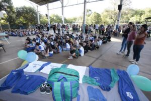 Mais de 36 mil alunos começam a receber novos uniformes escolares em Piracicaba