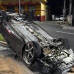 Condutor perde o controle de veículo e capota em avenida de Piracicaba