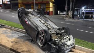 Condutor perde o controle de veículo e capota em avenida de Piracicaba