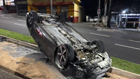 Condutor perde o controle de veículo e capota em avenida de Piracicaba