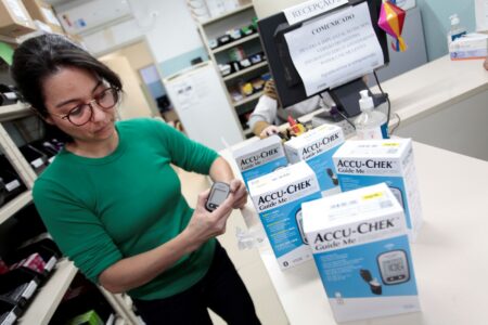Farmácias municipais realizam entrega agendada de glicosímetros para pacientes com diabetes em Piracicaba