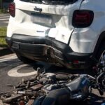 Motociclista fica gravemente ferido após bater na traseira de carro em Piracicaba; câmera flagrou o acidente