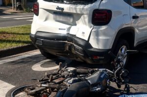 Motociclista fica gravemente ferido após bater na traseira de carro em Piracicaba; câmera flagrou o acidente