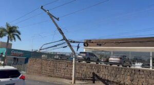 Poste é derrubado próximo ao Shopping Piracicaba e provoca quilômetros de congestionamento
