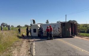 Caminhão tomba entre Anhembi e Piracicaba após estouro de pneu; quatro pessoas ficam feridas