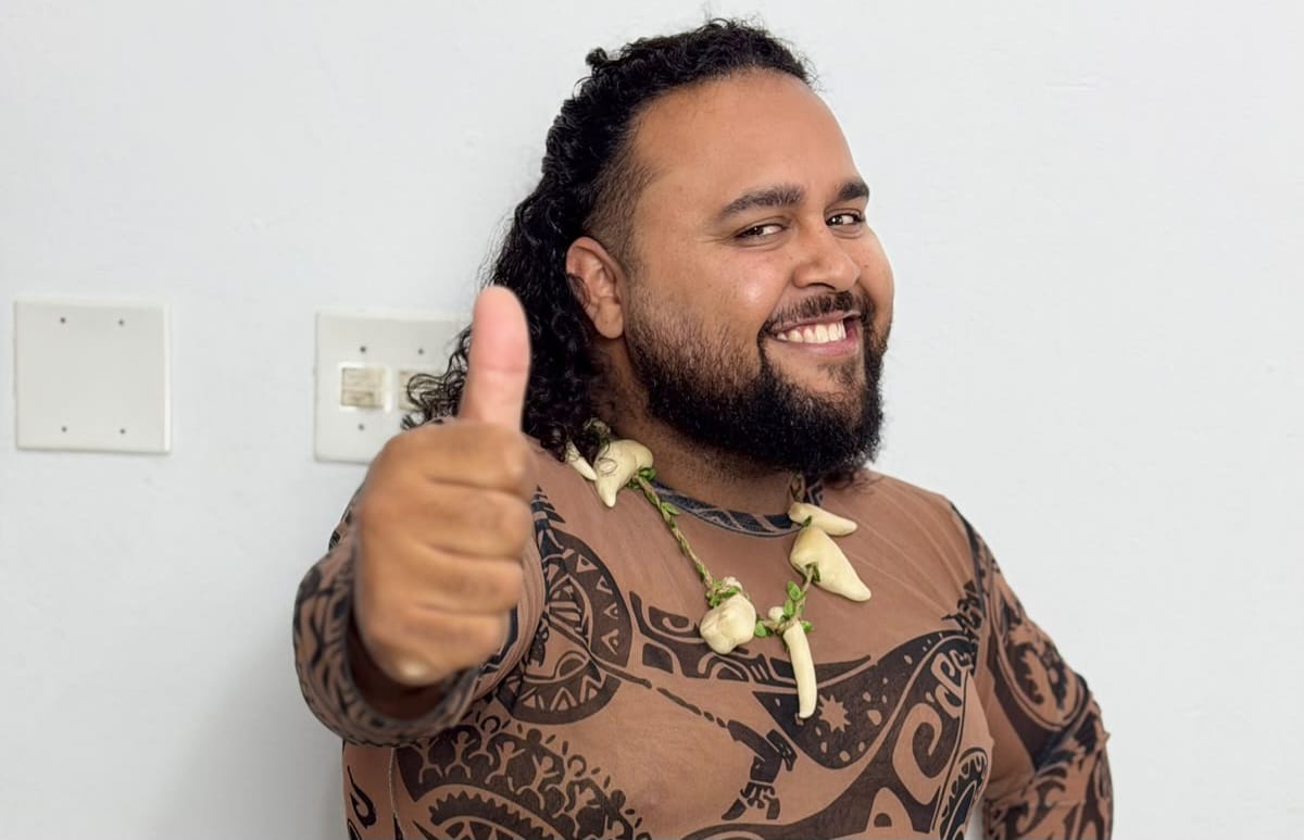 Wando posa para fotografia com traje temático