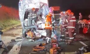 Caminhão com laticínios bate na traseira de carreta em rodovia na região de Limeira e motorista fica preso às ferragens