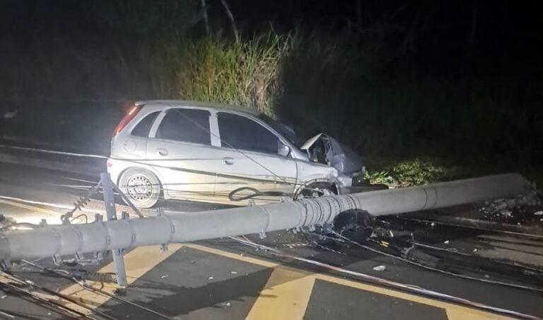 Carro atinge três postes, causa apagão e bloqueia totalmente avenida de Piracicaba
