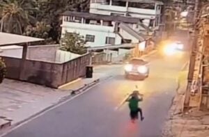 Jovem motociclista morre após dar grau, bater em caminhonete e ser atingido pela própria moto