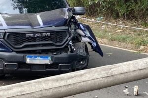 Caminhonete de luxo derruba poste após condutor perder o controle em Piracicaba