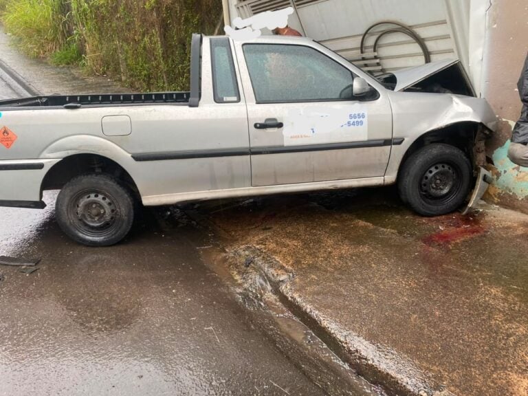 Veículo carregado com botijões de gás não consegue frear,  bate em outro carro e atinge portão de residência em Piracicaba