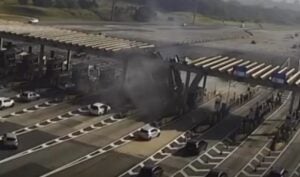 Motorista morre após carro atingir estrutura de praça de pedágio; acidente foi registrado por câmera