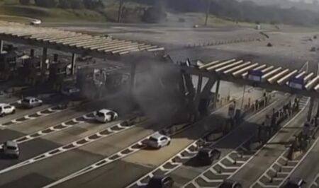 Motorista morre após carro atingir estrutura de praça de pedágio; acidente foi registrado por câmera