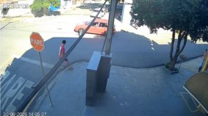 Câmera de segurança registra carro em alta velocidade segundos antes de atropelar adolescentes em Piracicaba
