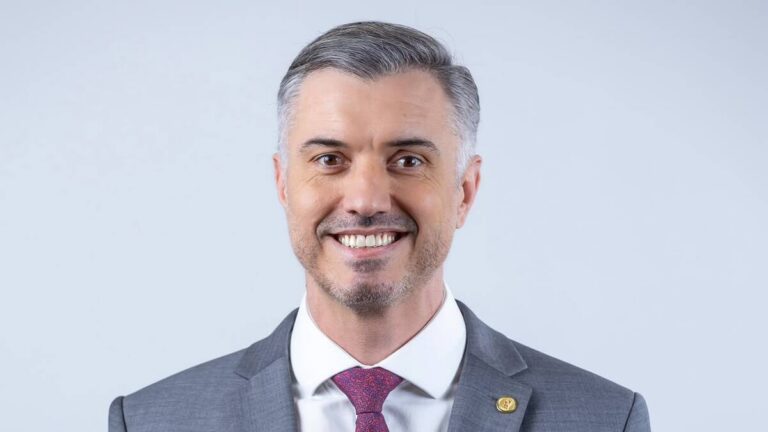 Marchese, o mais jovem a comandar Crea-SP e Confea, bate recorde de 84,8 mil votos e é reeleito para mais três anos
