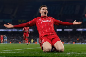 Manchester City contrata Elliot Anderson por R$ 787 milhões