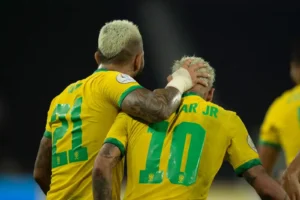 Ronaldo pede a Neymar que não decida agora futuro na seleção após queda