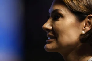 Aliados de Flávio espalham meme de Michelle com uniforme do PT após elogio a Lula
