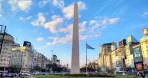 Milei anuncia feriado por vice na Copa e acirra contraste com ajuste fiscal
