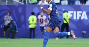 França bate Paraguai com pênalti de Mbappé e pega Marrocos na Copa