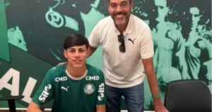 Palmeiras assina contrato profissional com João França e fixa multa de R$ 580 milhões
