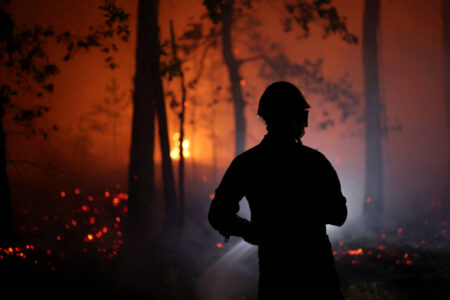 Incêndio em Fontainebleau mobiliza 850 bombeiros nos arredores de Paris